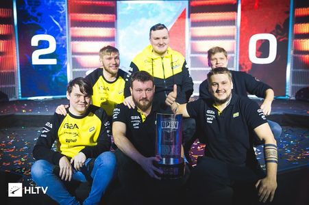 她在接发球 她在接发球