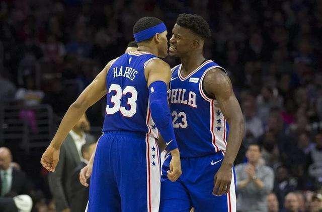 展示了他在 展示了他在